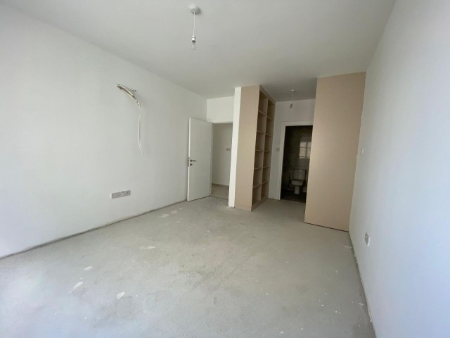 3+1 NEUE WOHNUNG ZUM VERKAUF IM ZENTRUM VON KYRENIA ** 