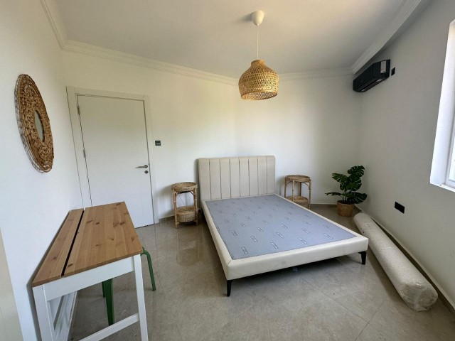 VOLL MÖBLIERTE 1+1 WOHNUNG ZUM VERKAUF IN EINER ANLAGE MIT POOL IN GİRNE KARAOĞLANOĞLU