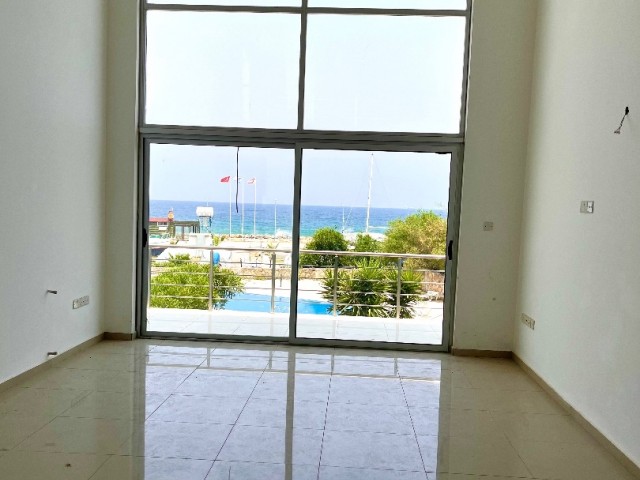 GİRNE LAPTA DENİZ KENARINDA GÜZEL ÇAĞDAŞ PENTHOUSE DAİRE , MÜKEMMEL MANZARA , ÇOK ÖZEL , BÜYÜK TERAS VE BALKON