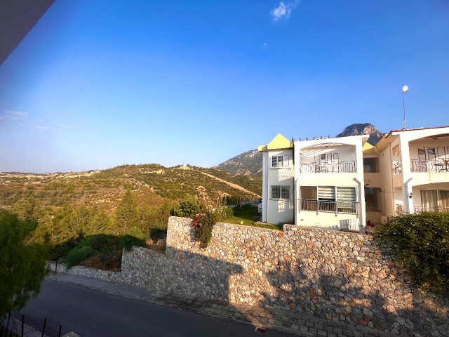 GIRNE CATALKOY, SUPER MEER- UND BERGBLICK, GRUNDSTÜCK MIT POOL, GENIS 2+1 WOHNUNG, BALKON