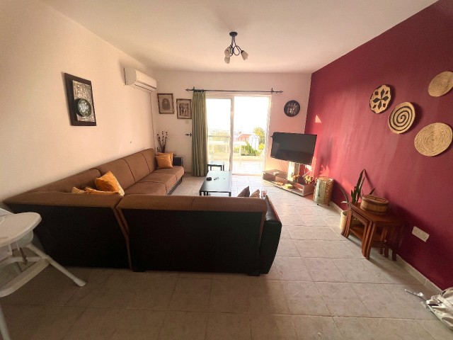 GIRNE CATALKOY, SUPER MEER- UND BERGBLICK, GRUNDSTÜCK MIT POOL, GENIS 2+1 WOHNUNG, BALKON