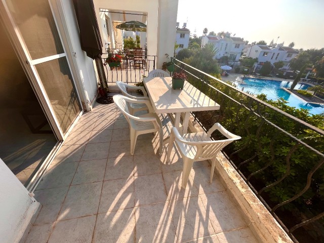 GIRNE CATALKOY, SUPER MEER- UND BERGBLICK, GRUNDSTÜCK MIT POOL, GENIS 2+1 WOHNUNG, BALKON