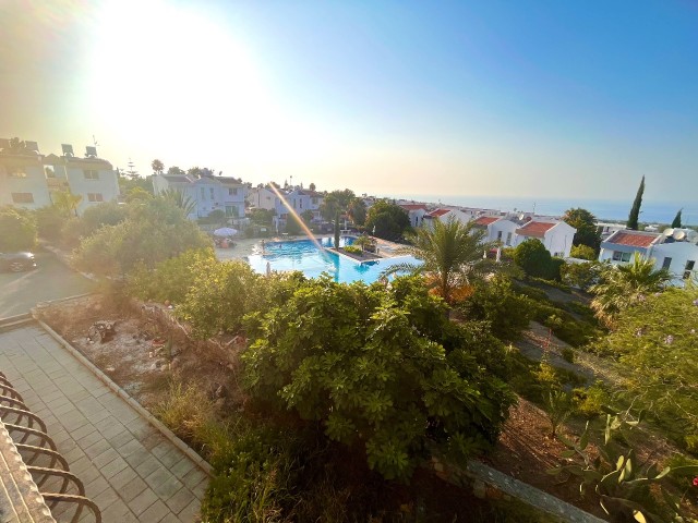 GIRNE CATALKOY, SUPER MEER- UND BERGBLICK, GRUNDSTÜCK MIT POOL, GENIS 2+1 WOHNUNG, BALKON