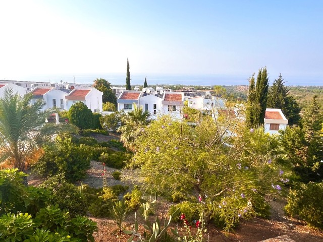 GIRNE CATALKOY, SUPER MEER- UND BERGBLICK, GRUNDSTÜCK MIT POOL, GENIS 2+1 WOHNUNG, BALKON