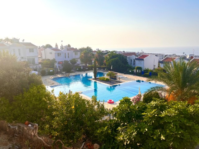 GIRNE CATALKOY, SUPER MEER- UND BERGBLICK, GRUNDSTÜCK MIT POOL, GENIS 2+1 WOHNUNG, BALKON