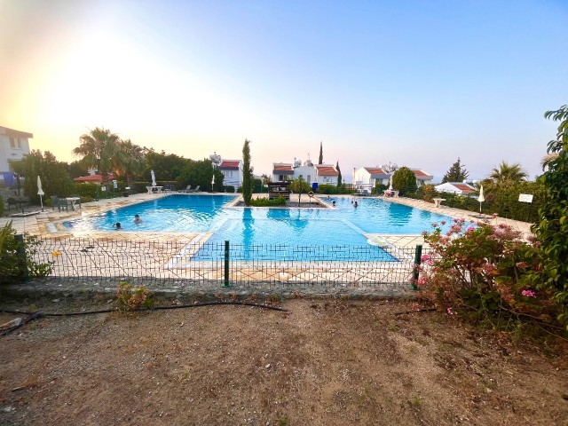 GIRNE CATALKOY, SUPER MEER- UND BERGBLICK, GRUNDSTÜCK MIT POOL, GENIS 2+1 WOHNUNG, BALKON