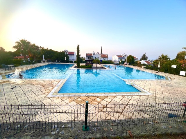 GIRNE CATALKOY, SUPER MEER- UND BERGBLICK, GRUNDSTÜCK MIT POOL, GENIS 2+1 WOHNUNG, BALKON