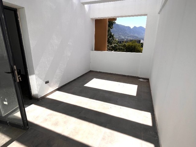 KYRENIA, ALSANCAK – BRANDNEUE 3+2-VILLA MIT MEER- UND BERGBLICK UND GROSSER DACHTERRASSE