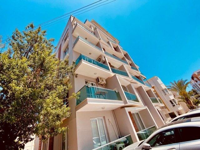 MÖBLIERTE 1+1-WOHNUNG MIT TERRASSE MIT AUSSICHT ZUM VERKAUF IM KYRENIA-ZENTRUM