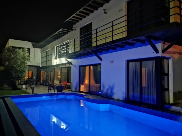 Luxusvilla mit privatem Pool und Garten in Cataleoi