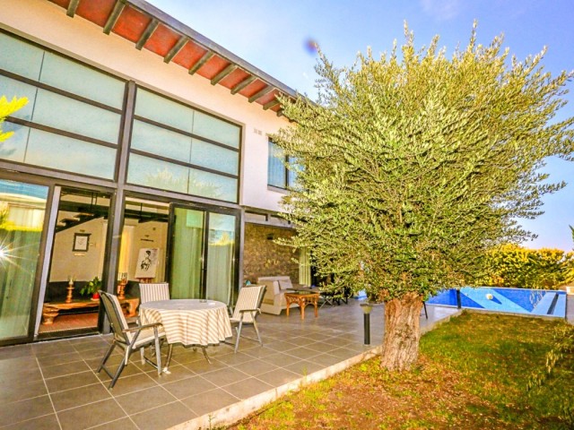 Luxusvilla mit privatem Pool und Garten in Cataleoi