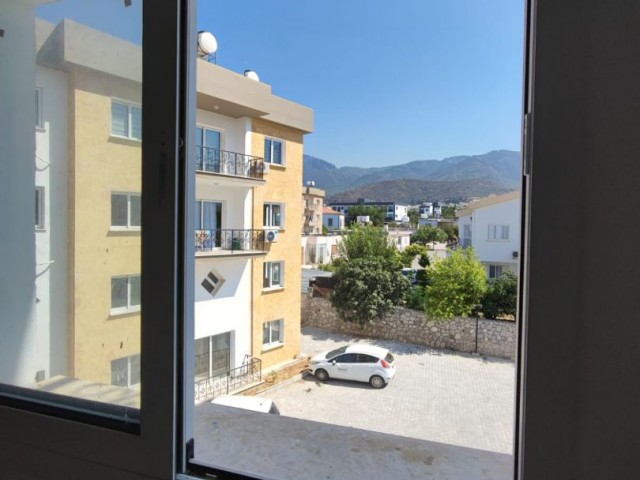 KYRENIA, ALSANCAK - 1-ZIMMER-WOHNUNG IN GEMÜTLICHEM KOMPLEX, NUR 1200 M VOM MEER ENTFERNT!