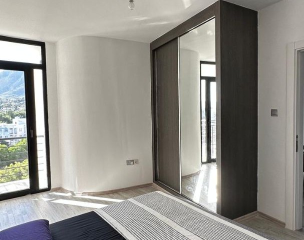 GİRNE MERKEZ - BALKONLU, PANORAMİK MANZARALI, HAVUZLU, SPA OLANAKLI ŞIK 2+1 DAİRE