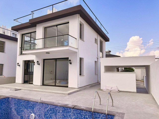 4+1 Villa mit Pool und Terrasse zum Verkauf in Çatalköy