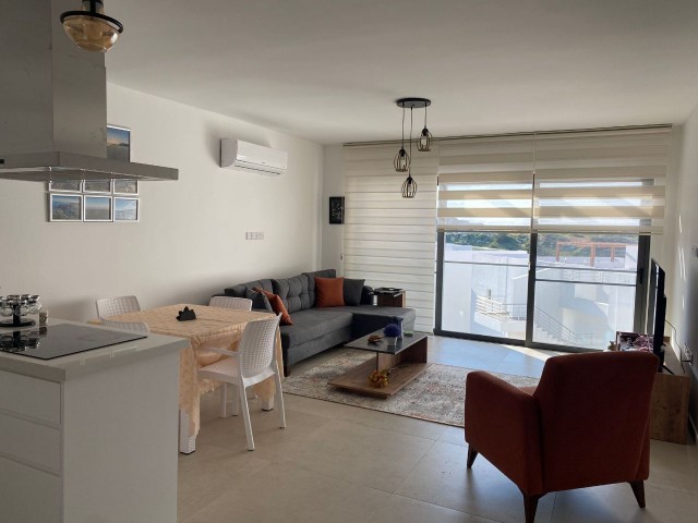 2+1 PENTHOUSE-WOHNUNG ZUR TÄGLICHEN MIETE IN EINEM ATEMBERAUBENDEN PROJEKT IN ESENTEPE, GIRNE, NUR FUß NUR ZUM MEER. EINE UNVERPASSLICHE GELEGENHEIT FÜR DEN SOMMERURLAUB