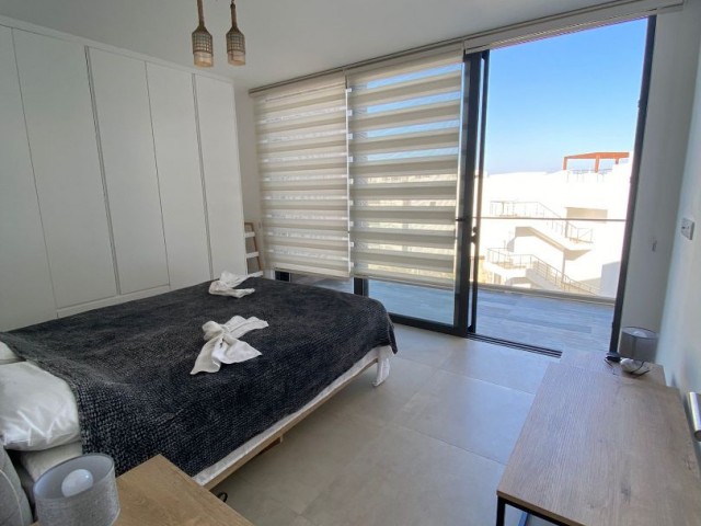 2+1 PENTHOUSE-WOHNUNG ZUR TÄGLICHEN MIETE IN EINEM ATEMBERAUBENDEN PROJEKT IN ESENTEPE, GIRNE, NUR FUß NUR ZUM MEER. EINE UNVERPASSLICHE GELEGENHEIT FÜR DEN SOMMERURLAUB