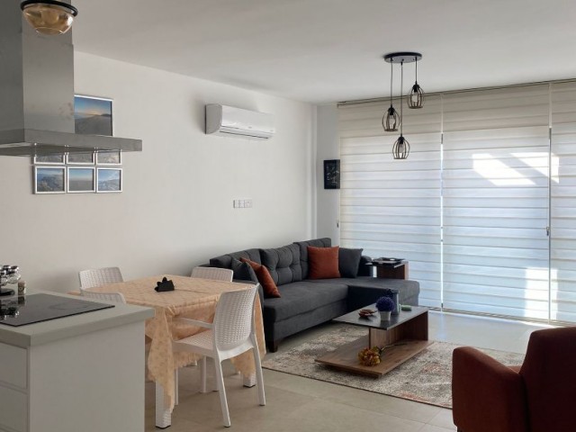 2+1 PENTHOUSE-WOHNUNG ZUR TÄGLICHEN MIETE IN EINEM ATEMBERAUBENDEN PROJEKT IN ESENTEPE, GIRNE, NUR FUß NUR ZUM MEER. EINE UNVERPASSLICHE GELEGENHEIT FÜR DEN SOMMERURLAUB