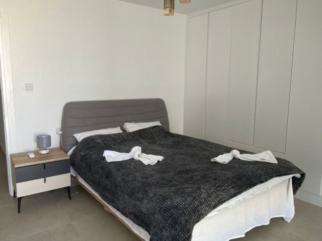 2+1 PENTHOUSE-WOHNUNG ZUR TÄGLICHEN MIETE IN EINEM ATEMBERAUBENDEN PROJEKT IN ESENTEPE, GIRNE, NUR FUß NUR ZUM MEER. EINE UNVERPASSLICHE GELEGENHEIT FÜR DEN SOMMERURLAUB