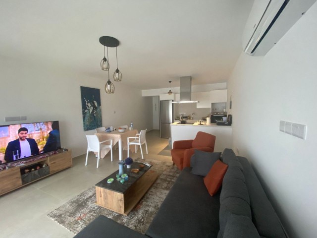 2+1 PENTHOUSE-WOHNUNG ZUR TÄGLICHEN MIETE IN EINEM ATEMBERAUBENDEN PROJEKT IN ESENTEPE, GIRNE, NUR FUß NUR ZUM MEER. EINE UNVERPASSLICHE GELEGENHEIT FÜR DEN SOMMERURLAUB