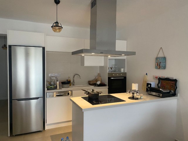 2+1 PENTHOUSE-WOHNUNG ZUR TÄGLICHEN MIETE IN EINEM ATEMBERAUBENDEN PROJEKT IN ESENTEPE, GIRNE, NUR FUß NUR ZUM MEER. EINE UNVERPASSLICHE GELEGENHEIT FÜR DEN SOMMERURLAUB