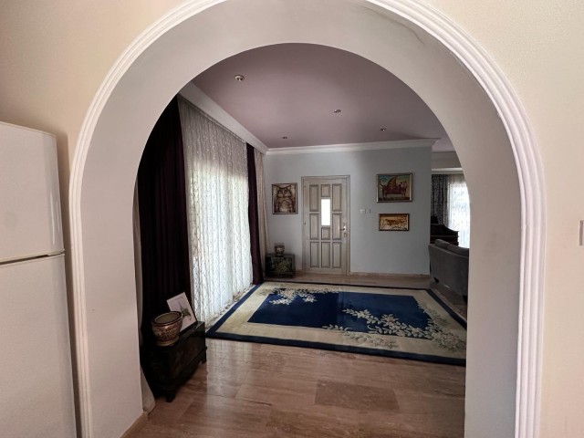 Villa mit 3 Schlafzimmern und völligem Vergnügen in ruhiger Sackgassenlage in Karaoğlanoğlu