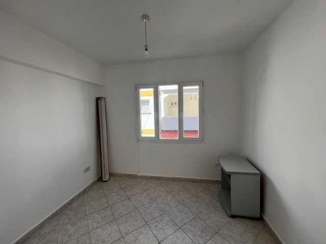 3+1 Flat for Rent in Girne, Behind Nusmarket   (١+٣ للايجار خلف نوسماركيت)