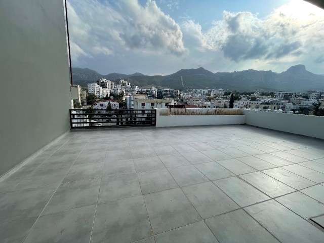 2+1 Penthouse zum Verkauf mit herrlichem Bergblick im Zentrum von Kyrenia