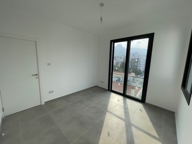 2+1 Penthouse zum Verkauf mit herrlichem Bergblick im Zentrum von Kyrenia