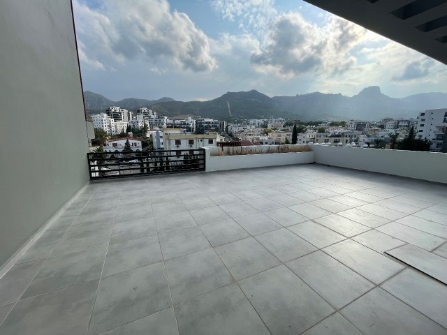 Girne Merkez de Muhteşem Dağ Manzaralı 2+1 Satılık Penthouse