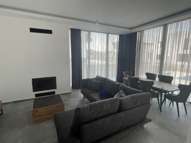 Girne Karmi de Satılık 4+1 Ebeveyn Banyolu Özel Havuzlu Modern Villa