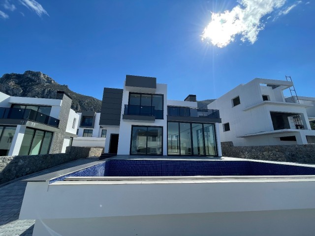 Girne Karmi de Satılık 4+1 Ebeveyn Banyolu Özel Havuzlu Modern Villa