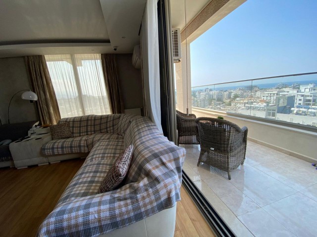 Zu vermieten in Kyrenia Centre 3+1 Penthouse mit Jacuzzi, Zentralheizung, Meer- und Bergblick