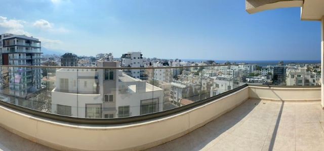 Girne Merkez de Kiralık 3+1 Jakuzili,Kalorifer Sistemli,Deniz ve Dağ Manzaralı Penthouse