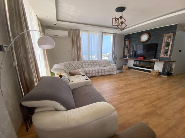 Zu verkaufen 3+1 Penthouse mit Meer- und Bergblick in Kyrenia Zentrum