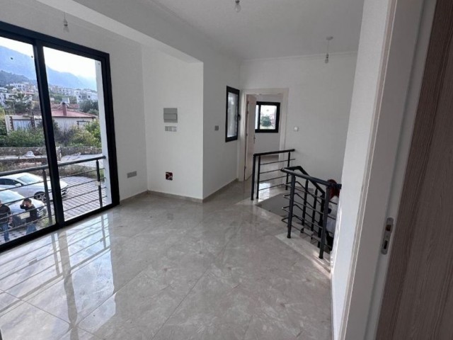 Girne Alsancak da 1 Dönüm Bahçe İçerisinde Satılık 4+1 Villa