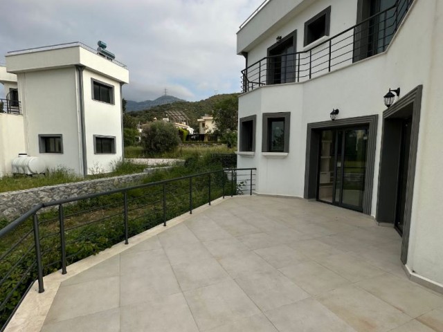 Girne Alsancak da 1 Dönüm Bahçe İçerisinde Satılık 4+1 Villa