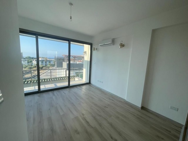 3+1 Triplex-Einfamilienhaus mit Terrasse, Elternbad und Meerblick in Girne Karaoğlanoğlu