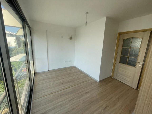 Girne Karaoğlanoğlunda Teraslı Ebeveyn Banyolu,Deniz Manzaralı Satılık 3+1 Triplex Müstakil Ev