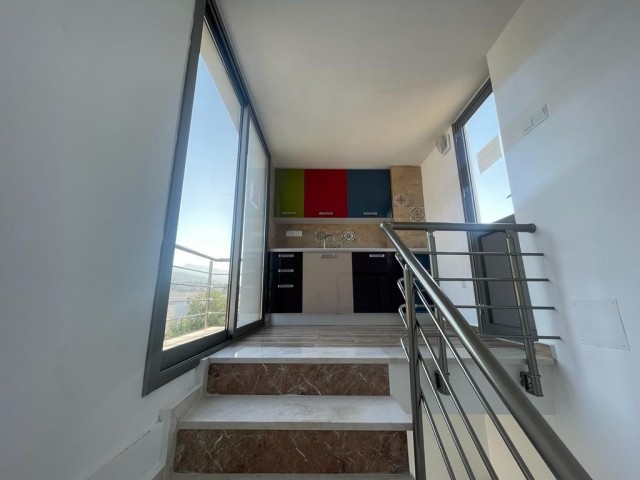 3+1 Triplex-Einfamilienhaus mit Terrasse, Elternbad und Meerblick in Girne Karaoğlanoğlu