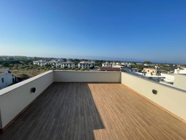 3+1 Triplex-Einfamilienhaus mit Terrasse, Elternbad und Meerblick in Girne Karaoğlanoğlu