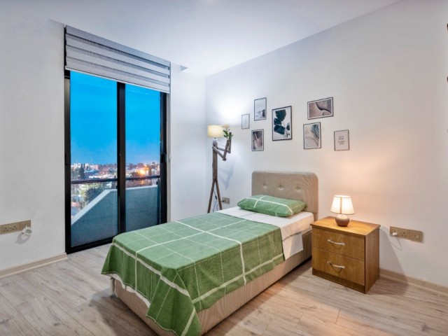 Просторная полностью меблированная квартира 2+1 в аренду в центре Кирении с видом на море