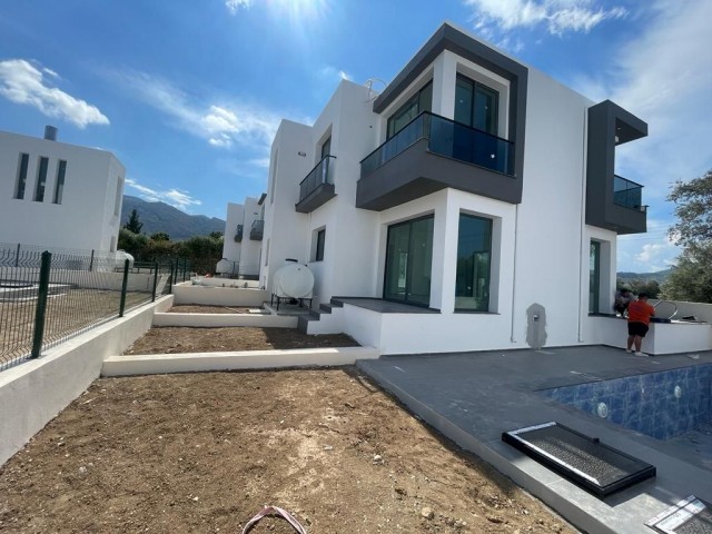 Villa mit 3+1 Möglichkeiten zum Verkauf in Kyrenia Ozanköy, nur wenige Gehminuten vom Meer entfernt, privater Pool, eigenes Bad, Meer- und Bergblick