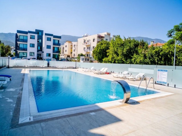 2+1-Gelegenheitswohnung zum Verkauf in perfekter Lage auf einem Grundstück mit Pool in Alsancak, Kyrenia