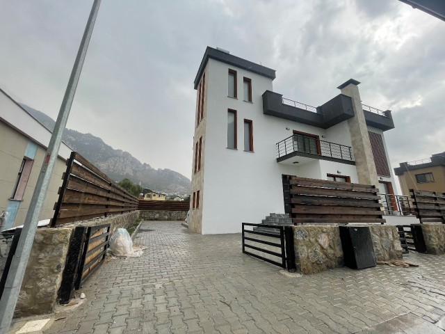 Opportunity 4+1 Villa for Sale in Girne Karşıyaka, on a 700 m2 Plot, with Sea View and En-suite Bathroom