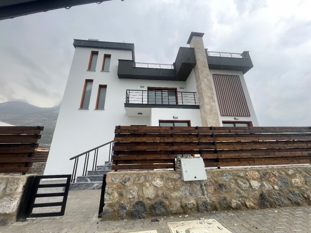 Girne Karşıyaka da 700 mt2 Arsa İçerisinde,Deniz Manzaralı,Ebeveyn Banyolu Satılık Fırsat 4+1 Villa