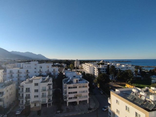 Komplett möblierte 3+1-Gelegenheitswohnung zum Verkauf im Zentrum von Kyrenia mit Meer- und Bergblick