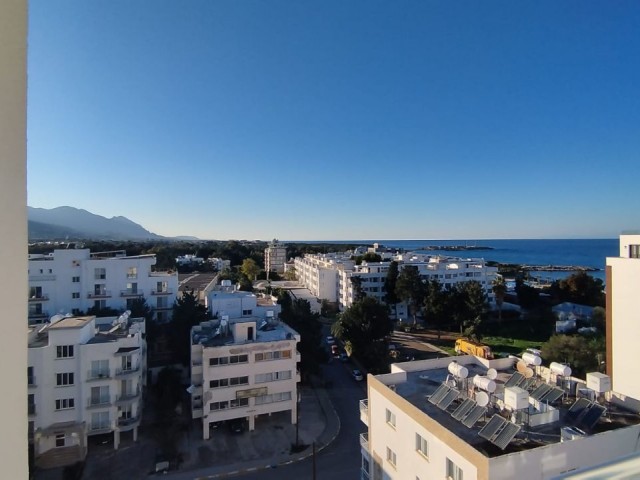 Komplett möblierte 3+1-Gelegenheitswohnung zum Verkauf im Zentrum von Kyrenia mit Meer- und Bergblick