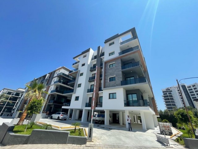 Квартира 2+1 в аренду с видом на море в комплексе с общим бассейном в центре Кирении