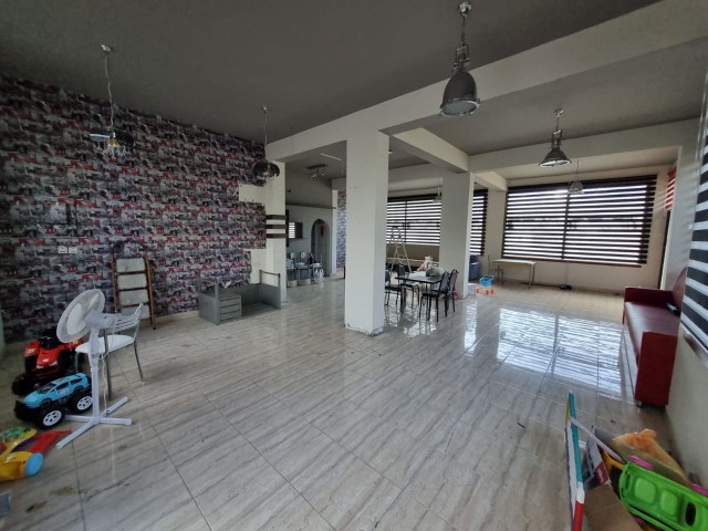 Girne Merkez de Kiralık 140 m2 Büyüklüğünde Dükkan