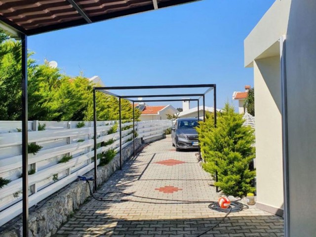 Doppelhaushälfte mit 3+1 Gelegenheiten zum Verkauf in Alsancak, Kyrenia, in der Nähe der Necat British School, privater Pool, gut gepflegt, komplett möbliert, großer Garten